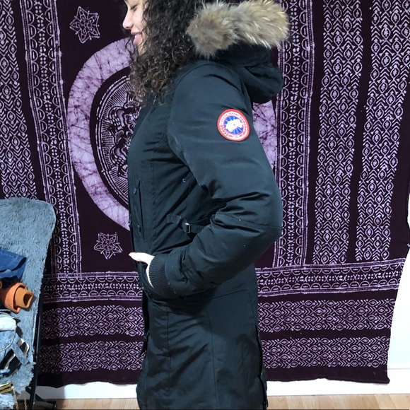 Canada Goose Jackets & Blazers - Selling Women’s Canada Goose Parka. Size L Canada Goose Jackets & Blazers - Selling Women’s Canada Goose Parka. Size L